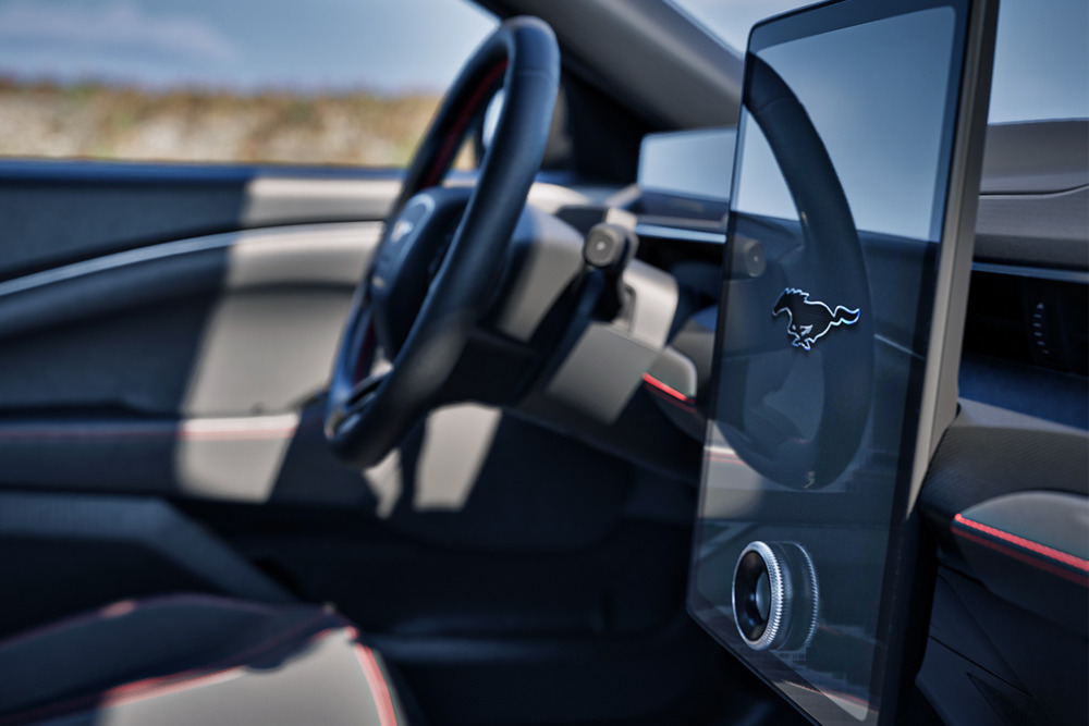 Intérieur Mach-E montrant le volant et l'écran