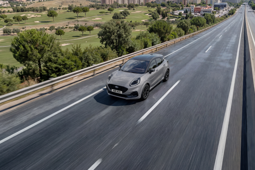 Puma Black Edition grise sur autoroute 