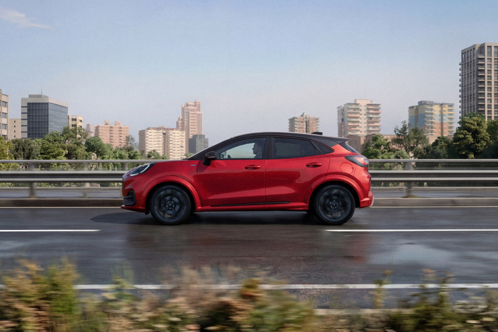 Puma Black Edition grise sur autoroute 