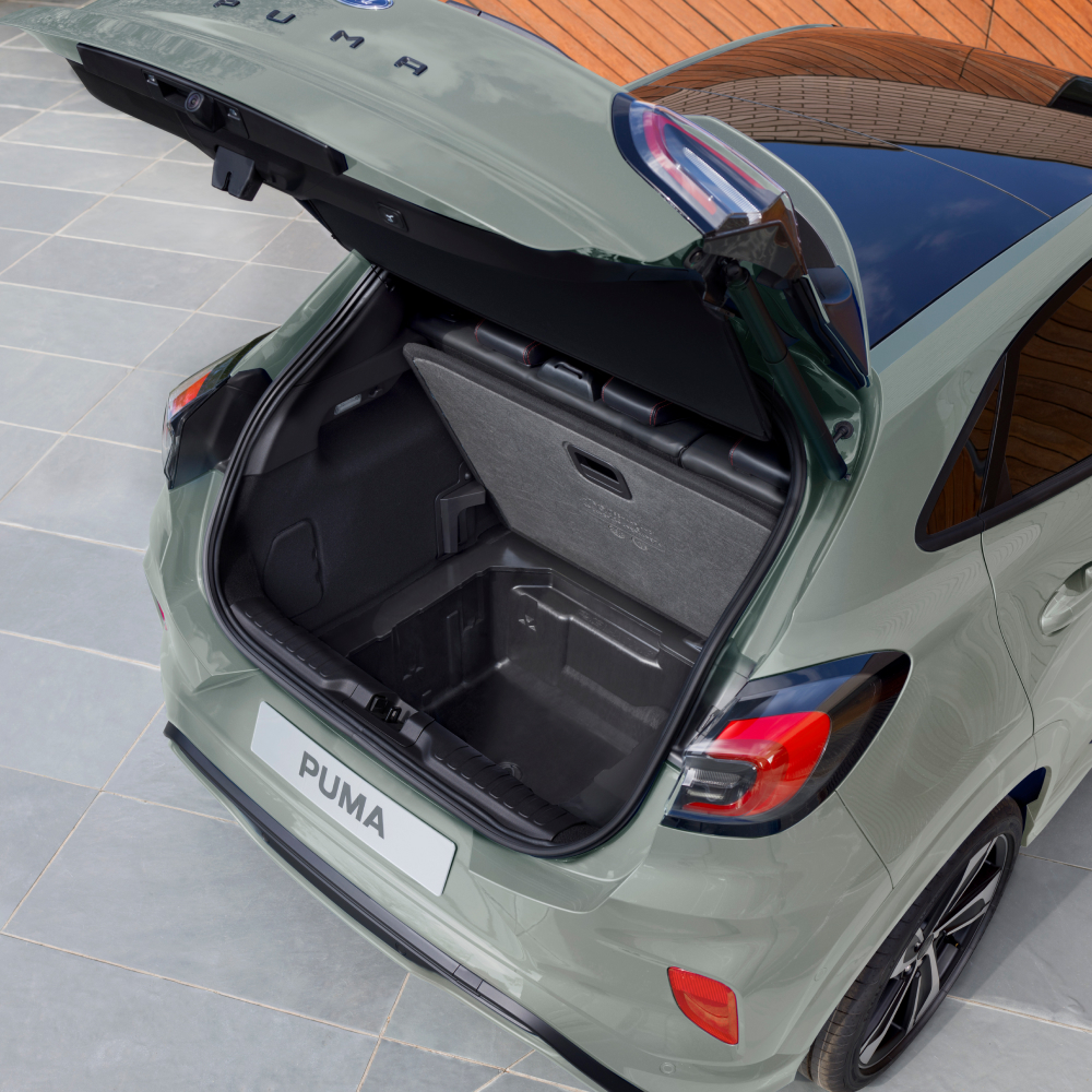 Espace de chargement de la nouvelle Ford Puma avec équipement de golf.