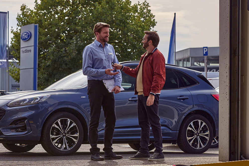 Un homme donnant des clés au conseiller de clientèle Ford Service.
