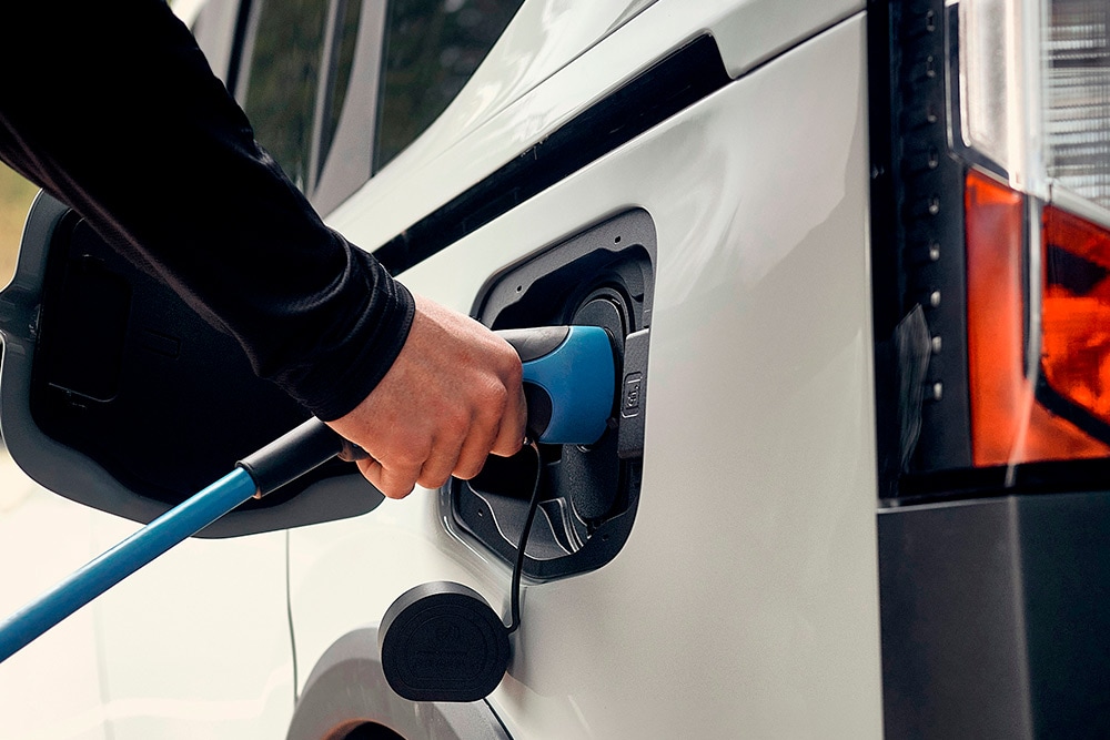 Une main en train de bancher un véhicule électrique 