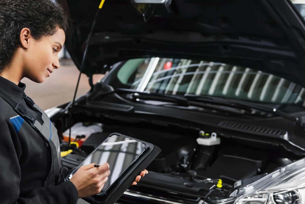 Un apprenti Ford collecte des données