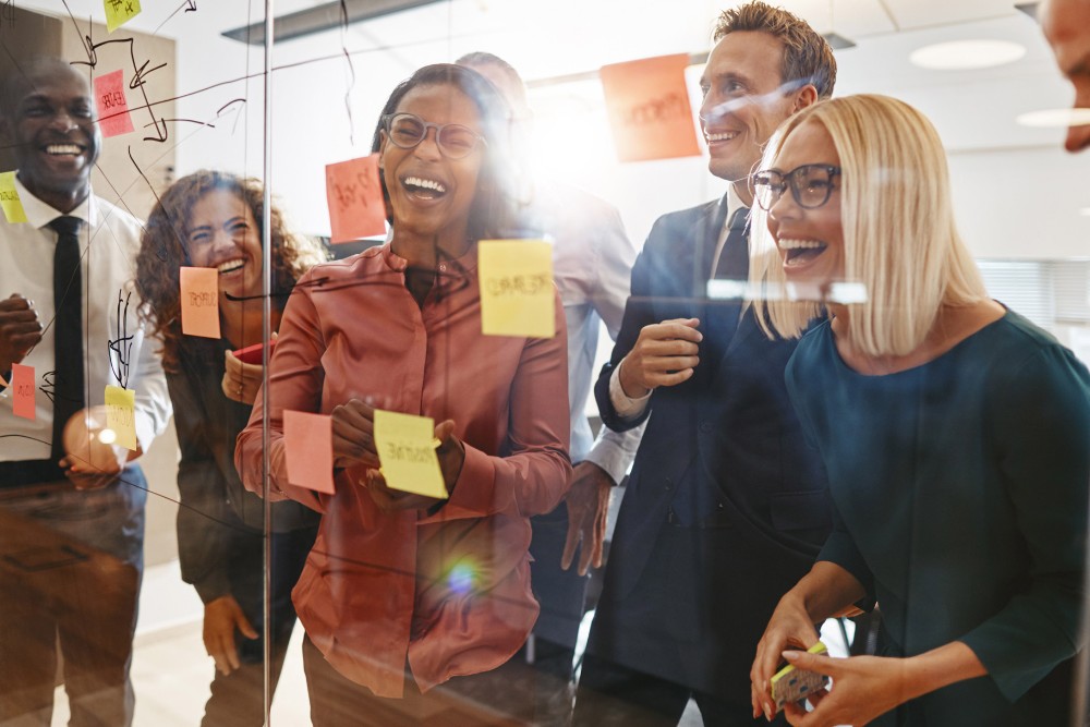 Groupe d'employés Ford en séance de brainstorming