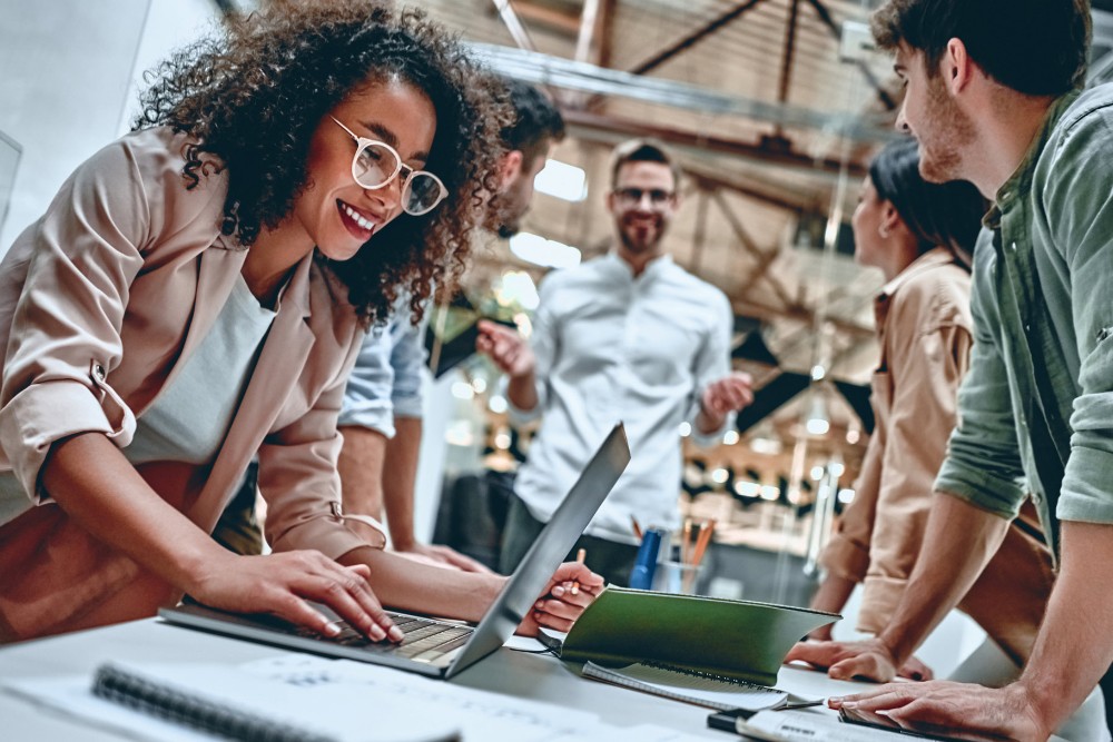 Groupe d’employés de Ford en cours de collaboration