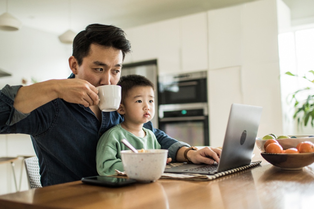 Homme consultant son compte Ford en ligne sur un ordinateur portable