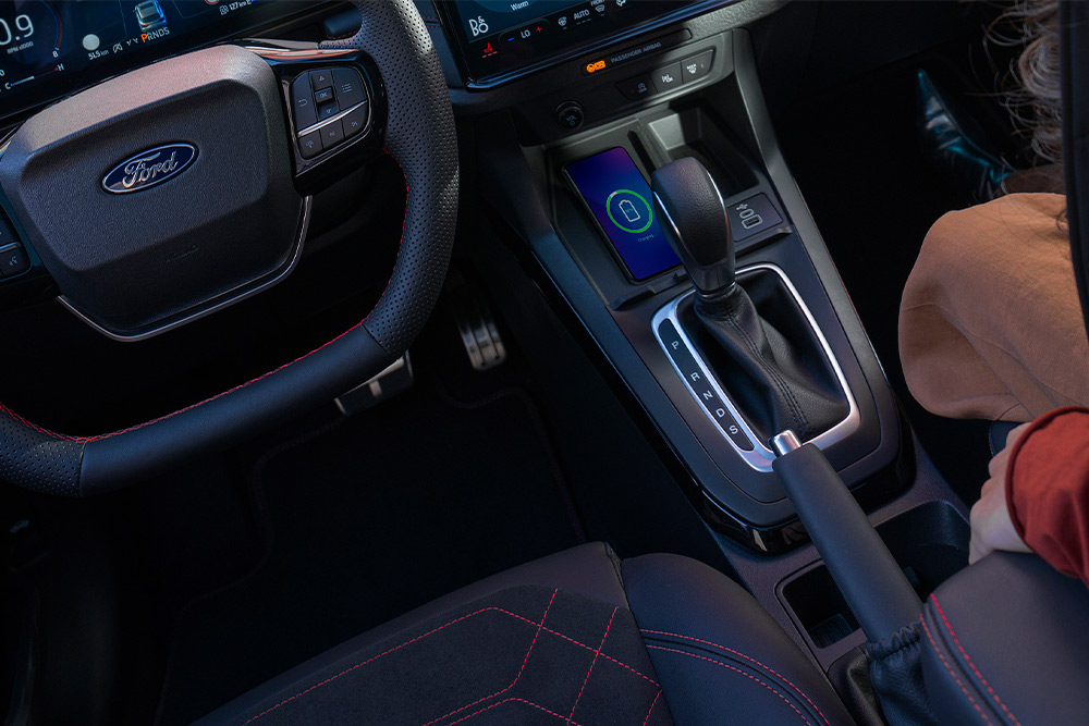 Vue de l'intérieur d'une voiture Ford mild hybrid, avec le volant et le levier de vitesse automatique. 