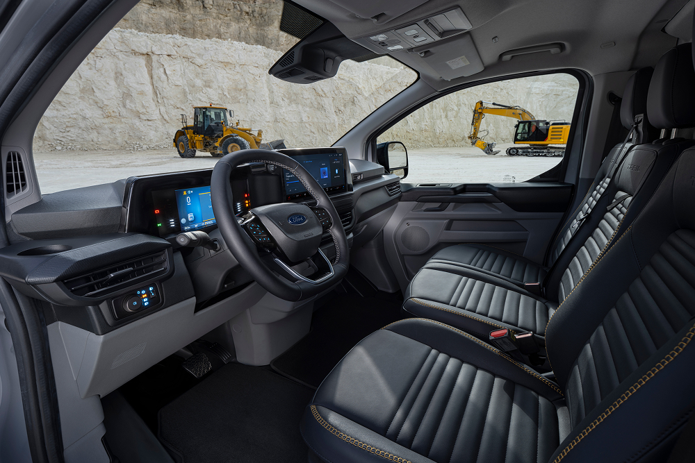 L’habitacle d’un fourgon électrique Ford E-Transit Custom stationné dans une carrière dévoile les sièges et le volant. 