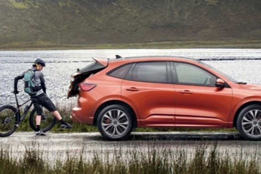 Femme ouvrant le coffre d’une voiture