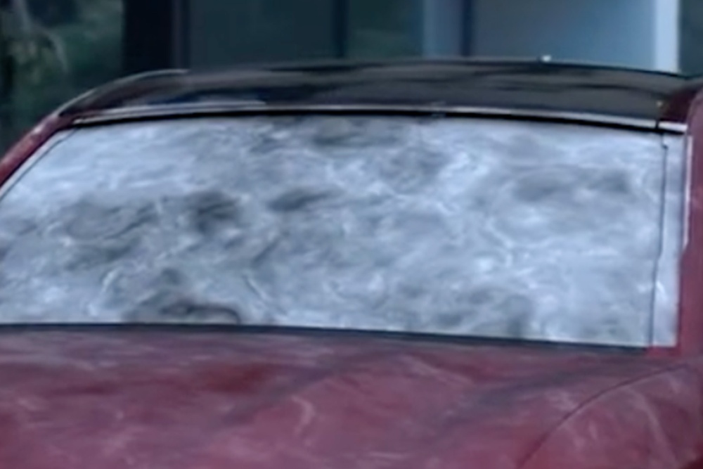 Gros plan d’un pare-brise givré sur une Ford Mustang Mach-E en hiver.