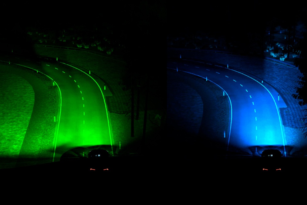 Deux images montrant les phares adaptatifs dynamiques prédictifs : l'une avec lumière verte, l'autre avec lumière bleue.