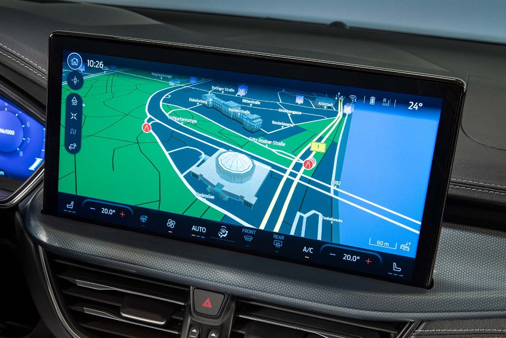 Gros plan de l’écran tactile SYNC affichant la navigation et les cartes en cours d’utilisation.