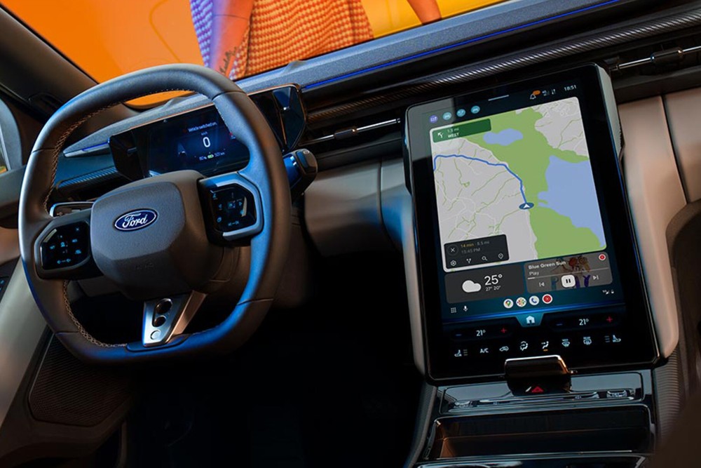 Habitacle de la Ford Capri 100 % électrique, montrant le volant et l’écran tactile SYNC Move.