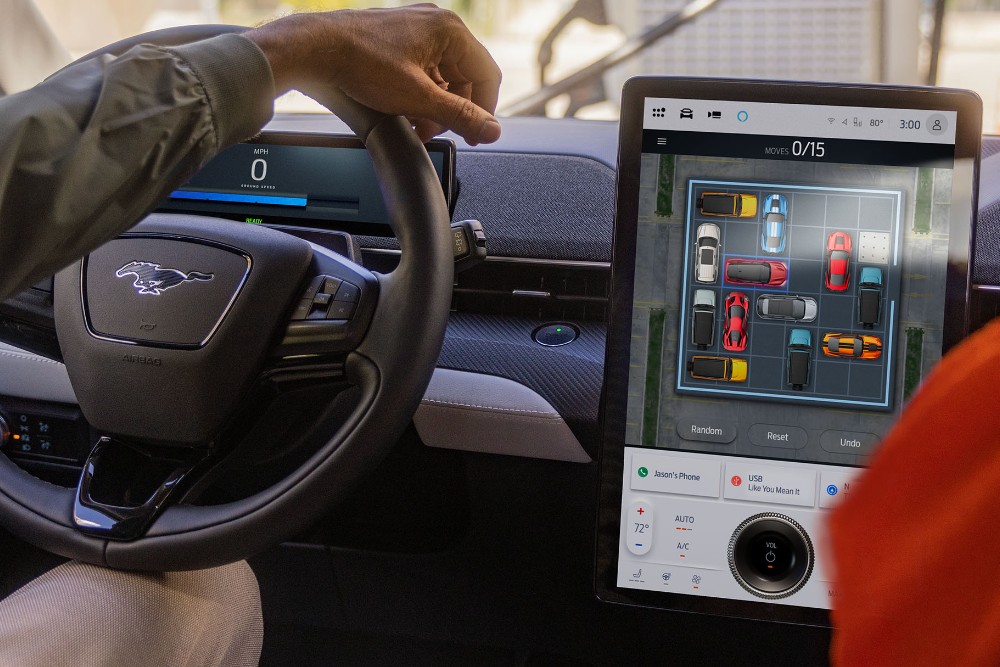 Habitacle de la Ford Mustang Mach-E, montrant le volant et le grand écran tactile SYNC.