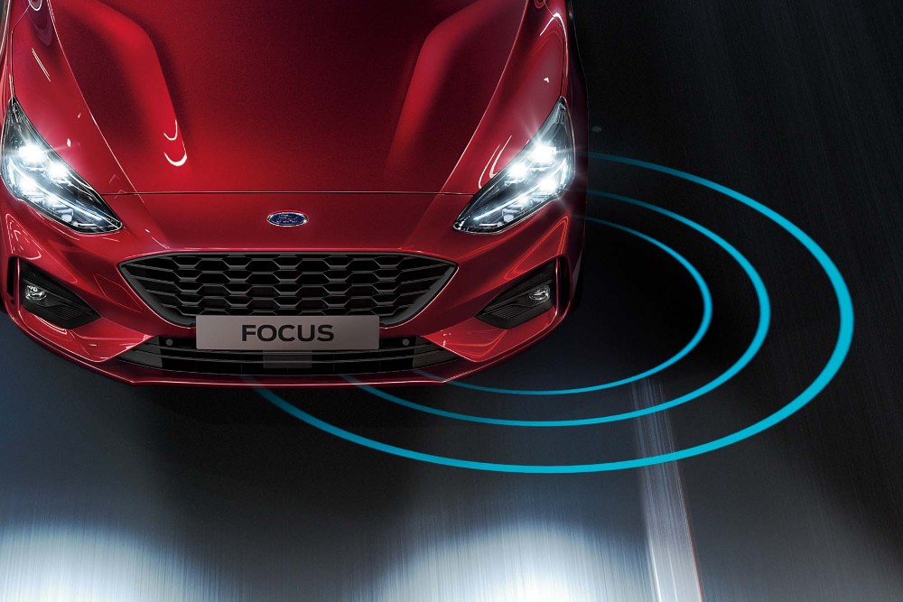Ford Focus rouge sur la route