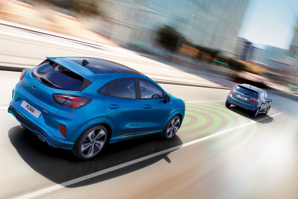 Ford Puma bleue avec régulateur de vitesse adaptatif