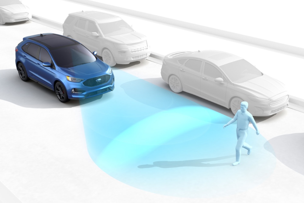 Graphique illustrant la fonction Assistance pré-collision, montrant une voiture bleue détectant un piéton via une caméra.