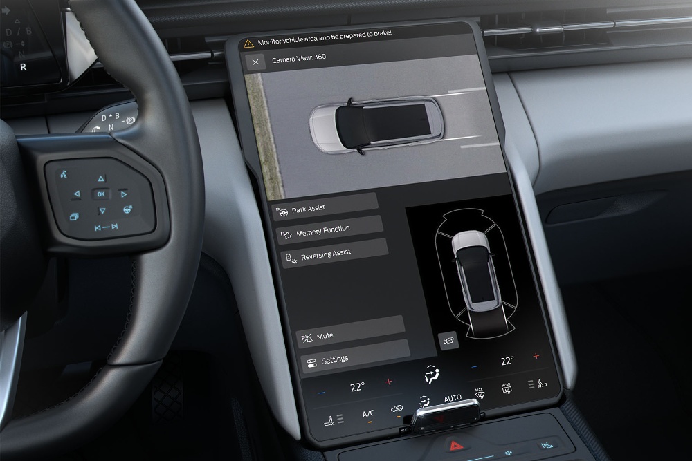 Gros plan de l’écran tactile SYNC dans la Ford Explorer, affichant l’utilisation de la caméra 360°.