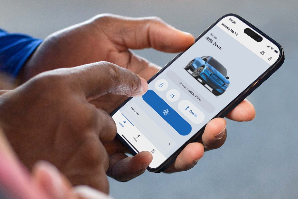Homme avec un téléphone portable utilisant le verrouillage à distance sur l’application FordPass