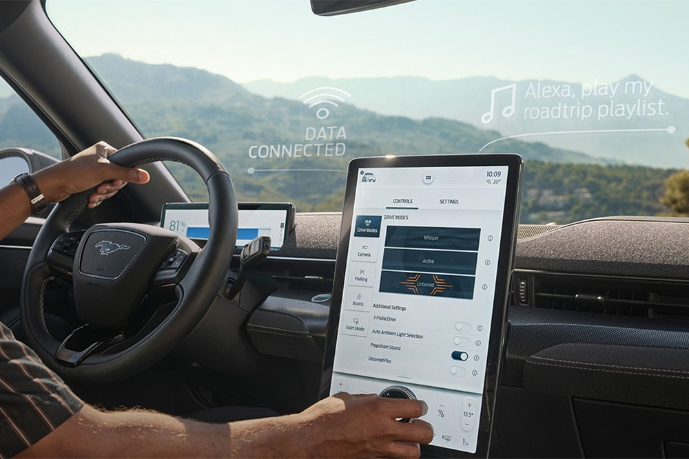 Gros plan sur le conducteur d’une Ford Mustang Mach-E interagissant avec le grand écran tactile SYNC 4 de 15,5"