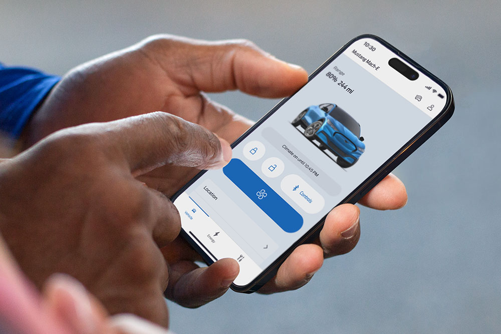 Une image en gros plan d’un iPhone montrant Mes Services Ford, une Ford Mustang Mach-E et des boutons de l’application.