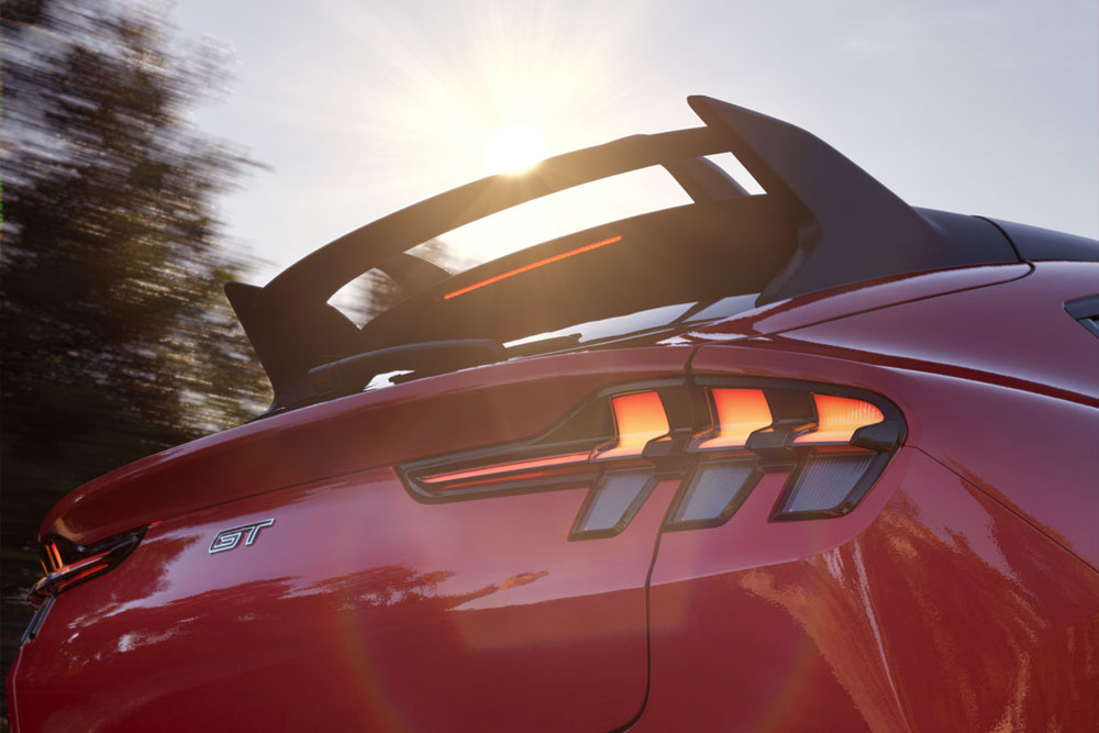 Gros plan de l’aileron arrière d’une Mustang Mach-E GT Rally de couleur Race Red.