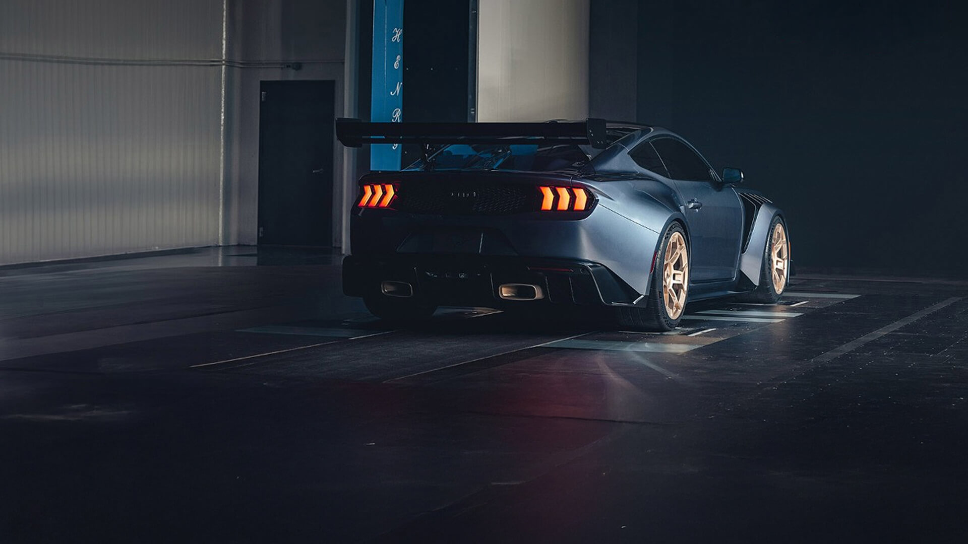 Mustang GTD stationné dans un parking 