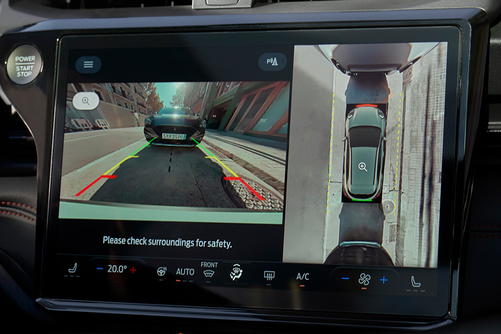Un gros plan de la caméra à 360° affichant les aides au stationnement de la nouvelle Ford Puma Gen-E® électrique.