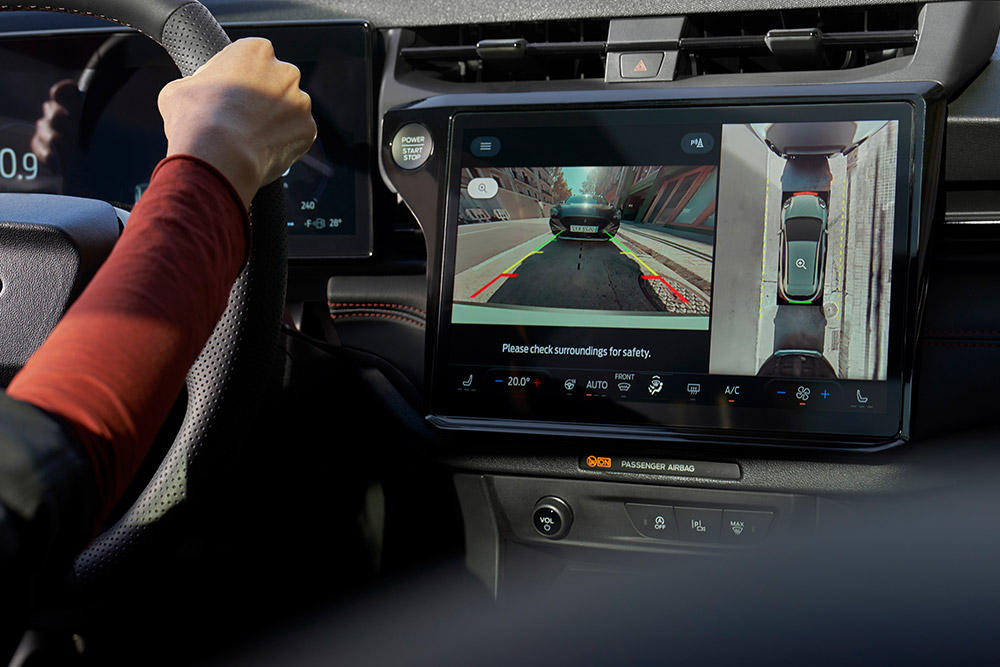Visualisation de la caméra à 360 degrés de la Ford Puma sur l'écran embarqué.