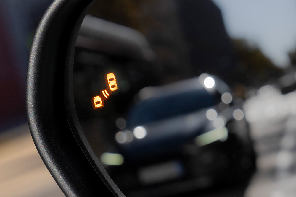 Nouvelle Ford Puma utilisant le système d'information sur les angles morts pour afficher les voitures dans l'angle mort.