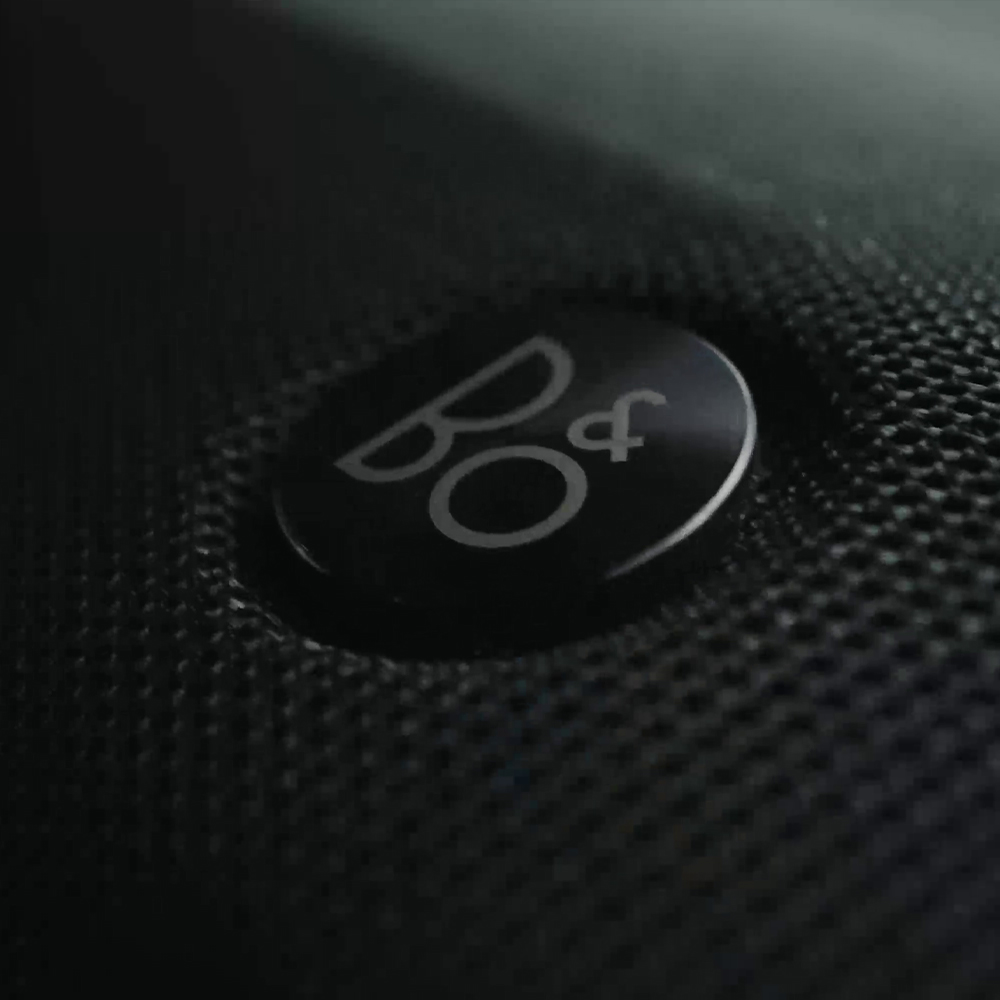 Logo B&O sur le système audio de la voiture.