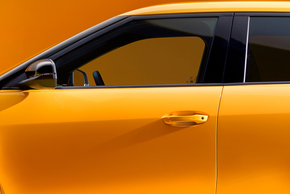 Vue latérale d’une portière de Ford Capri® jaune.