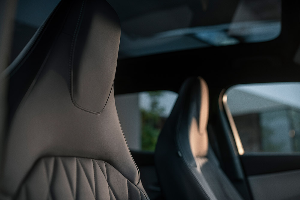 Gros plan sur les luxueux sièges Sensico noirs du Ford Explorer 100% électrique.