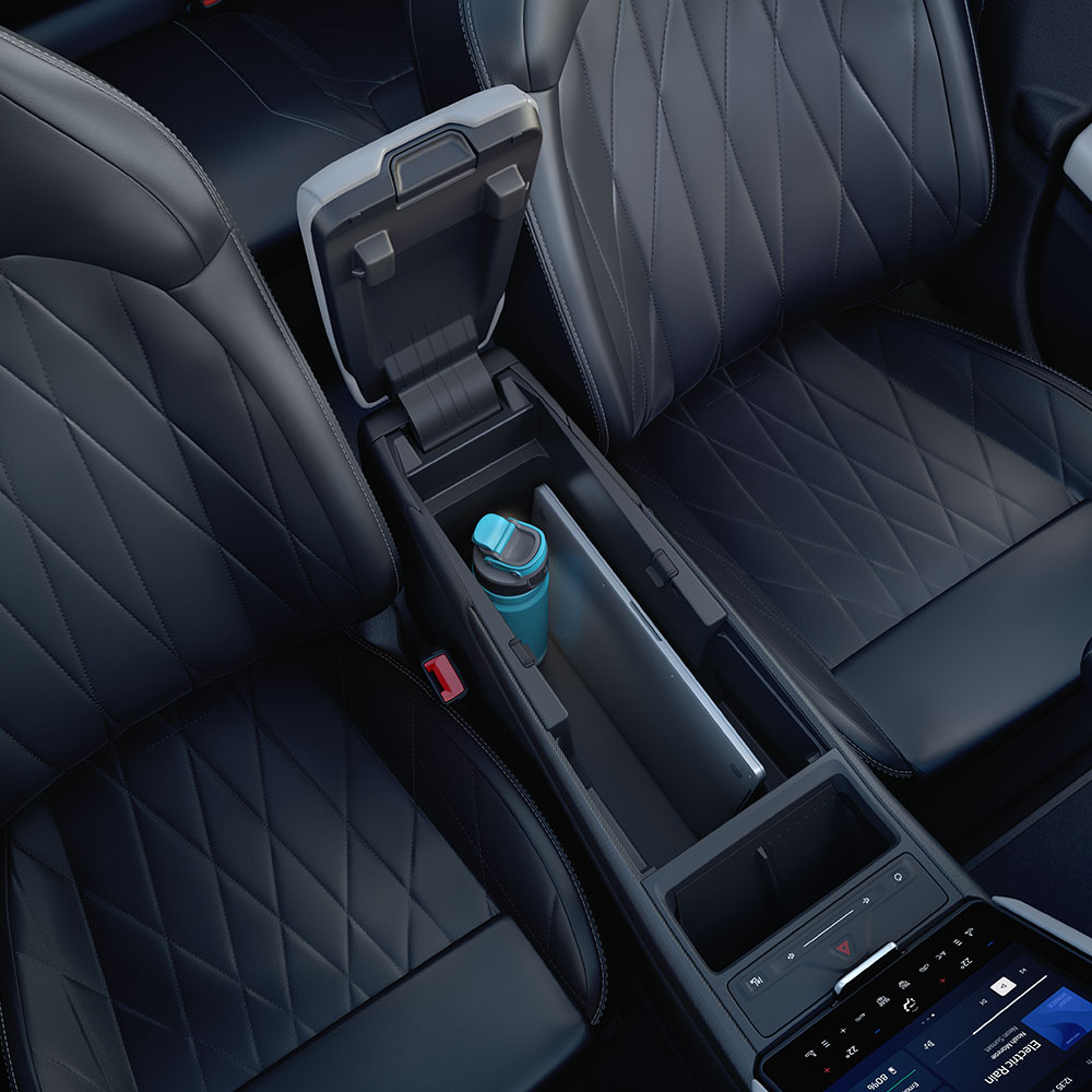 Un gros plan d’un ordinateur portable et d’une bouteille d’eau rangés à l’intérieur de la MegaConsole centrale du Ford Explorer.