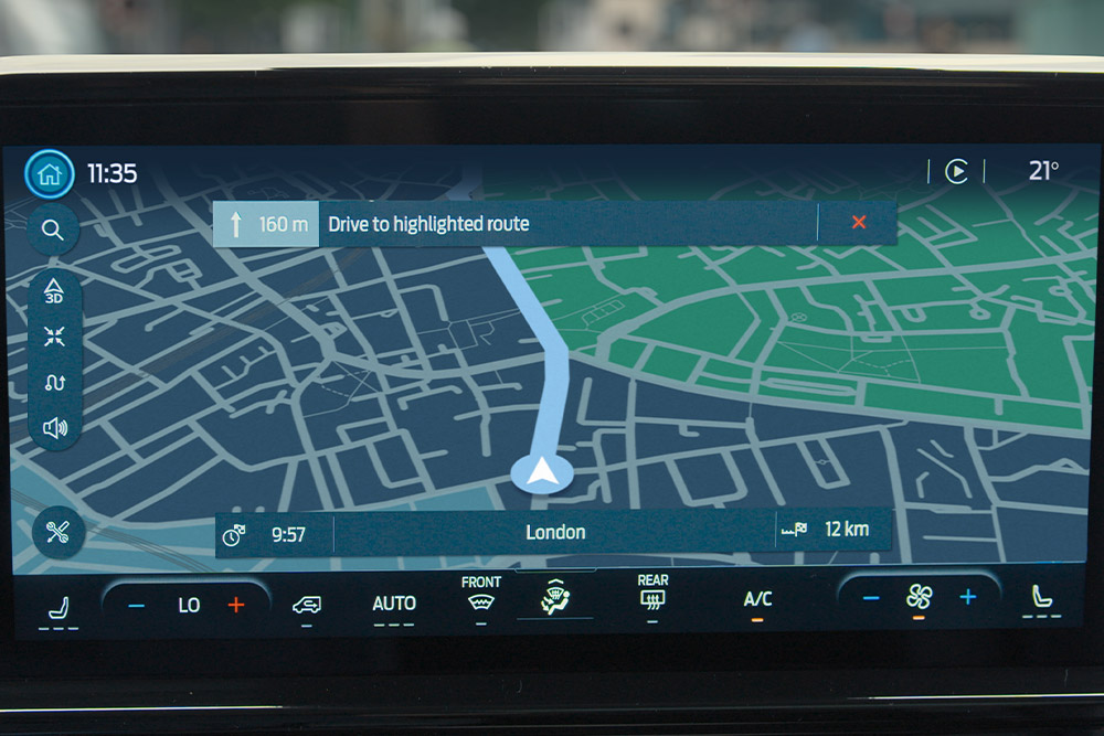 L’écran de navigation dans le Ford Tourneo Custom affiche une carte avec un itinéraire tracé vers Londres.