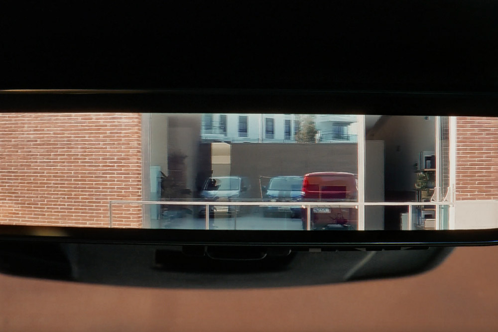 Rétroviseur numérique à l'intérieur d'un Ford Transit Custom.
