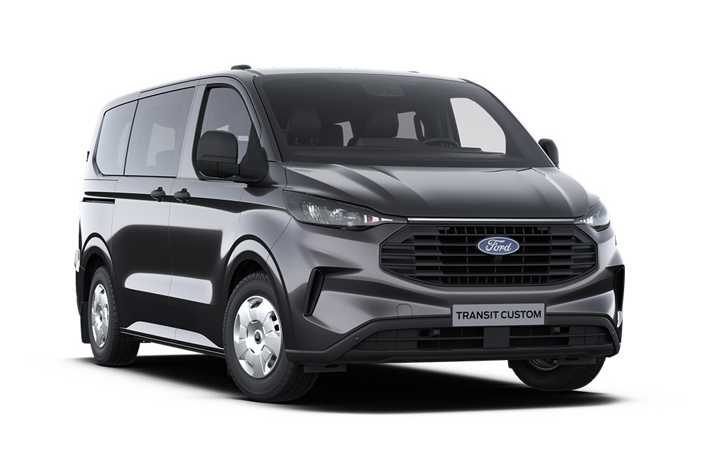 Vue sous un angle avant gauche d'un Ford Transit Custom Kombi Trail gris foncé sur fond blanc.