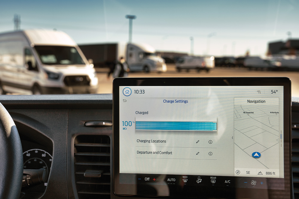 Tableau de bord d'un Ford Transit Custom affichant les informations de recharge.