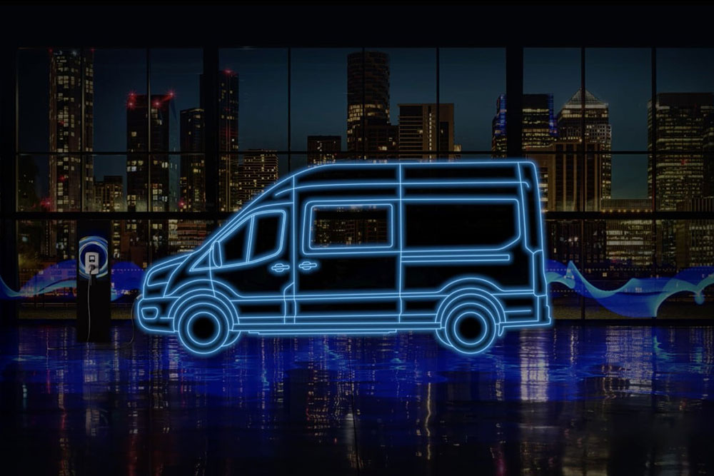 Contour bleu fluo d’un fourgon Ford E-Transit double-cabine et station de recharge sur un horizon urbain.