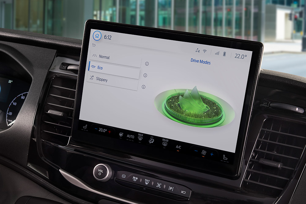 Tableau de bord d’un fourgon électrique E-Transit Ford équipé d’un écran tactile affichant les modes de conduite.