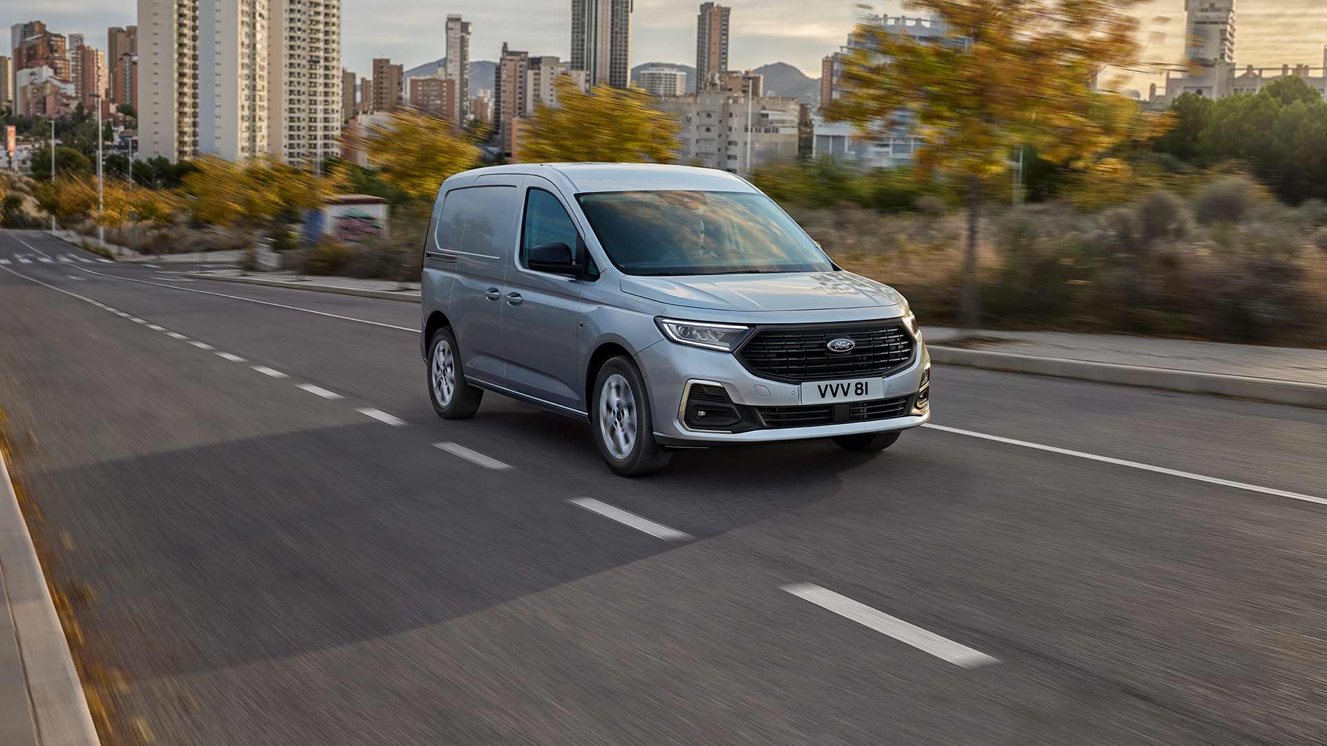 Ford Transit Connect en ville, mettant en valeur les contours de phares antibrouillard extérieurs chromés et les phares automatiques.