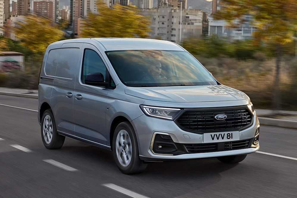 Ford Transit Connect en ville, mettant en valeur les contours de phares antibrouillard extérieurs chromés et les phares automatiques.