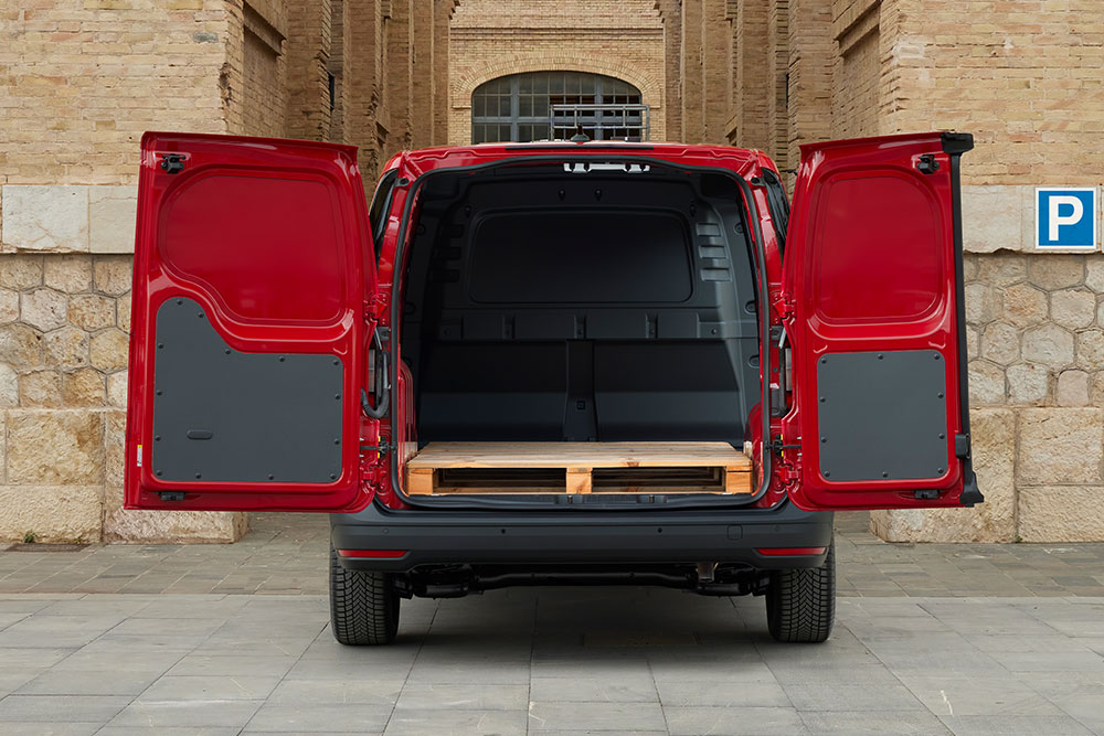 Vue arrière du Ford Transit Connect, avec portes arrière ouvertes et chargement de matériaux de construction.
