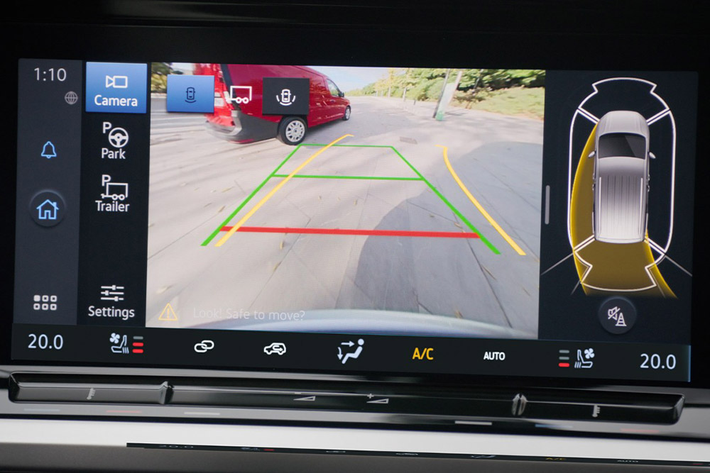 Écran tactile couleur de 10 pouces affichant la caméra de recul et la technologie Pro Trailer Backup Assist en fonctionnement.