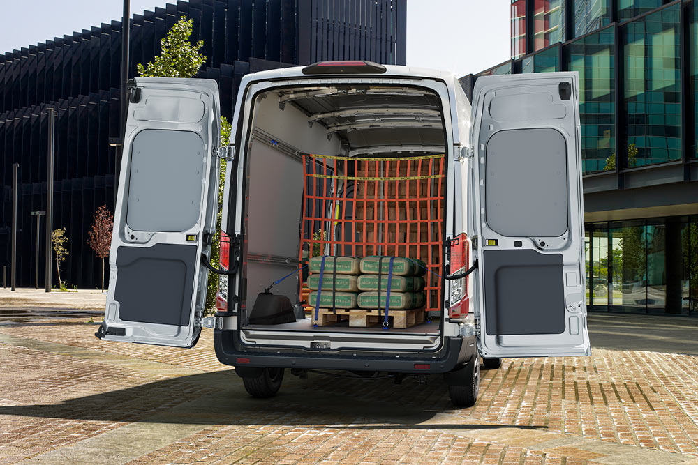 Fourgon Ford Transit Cabine Approfondie, portes arrière ouvertes et chargement à l’intérieur.