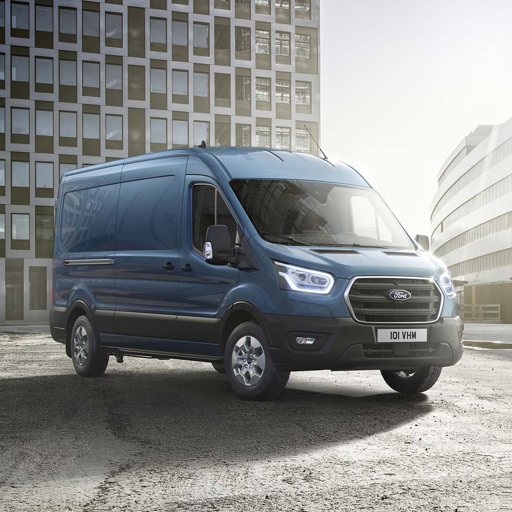Fourgon Ford Transit bleu, vu de face.