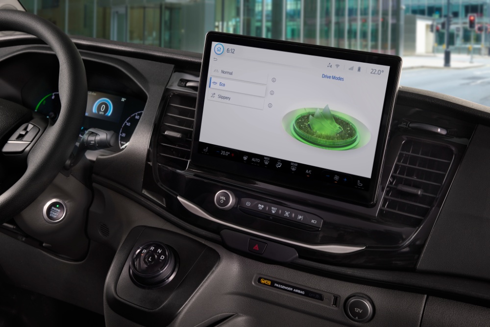 Tableau de bord d’un fourgon Ford E-Transit, avec écran tactile affichant les modes de conduite.