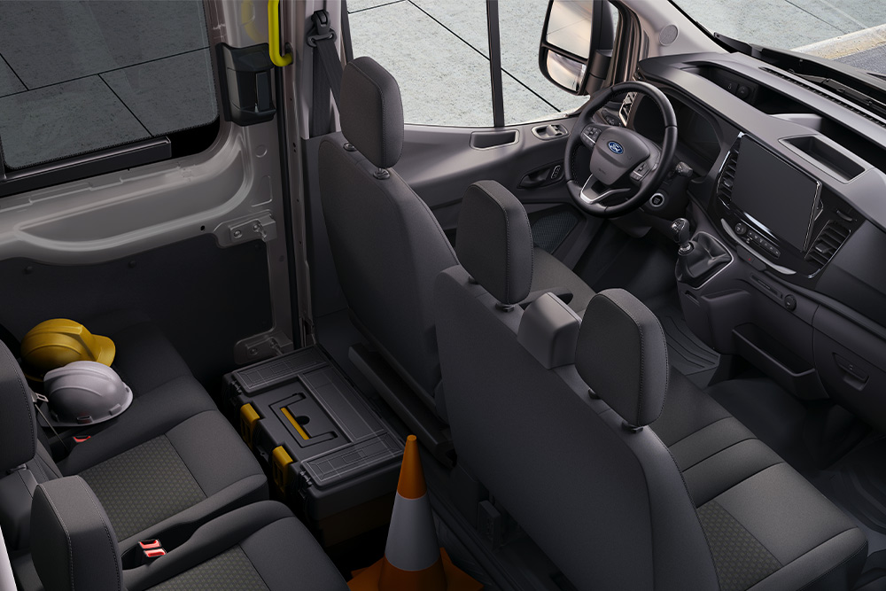 Intérieur d’un Ford Transit Double Cabine avec deux rangées de sièges.