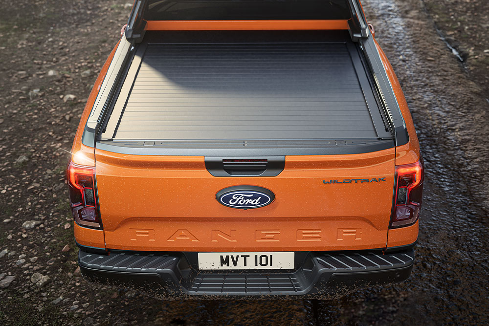 Vue de dessus de la plateforme de chargement couverte d’un Ford Ranger orange.