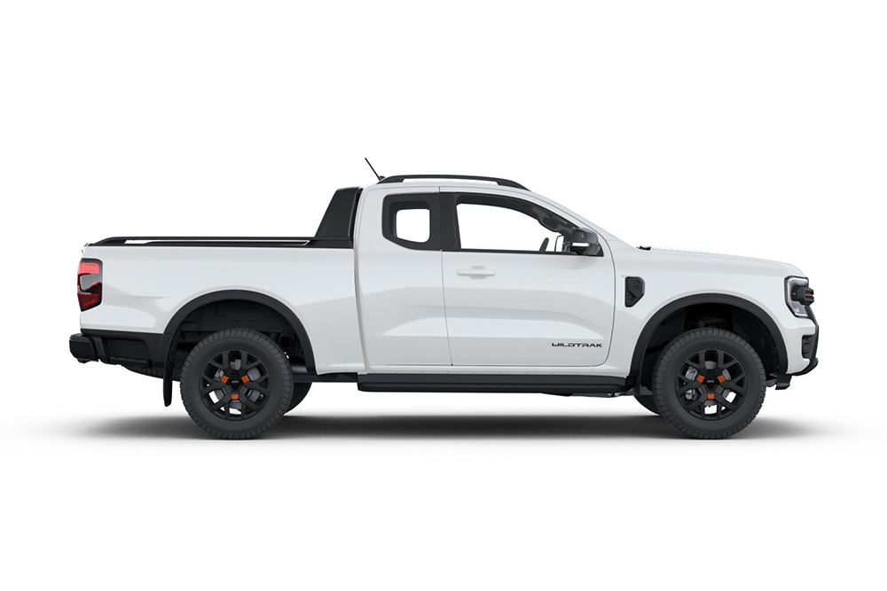 Vue latérale d’un pick-up Ford Ranger Super Cab blanc.